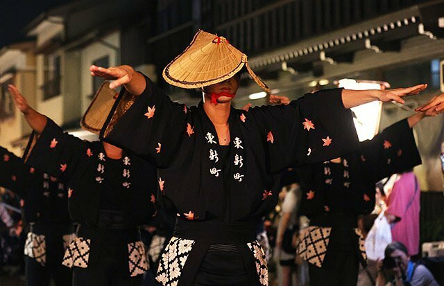 りりしい動きで観客を魅了する男踊り＝東新町