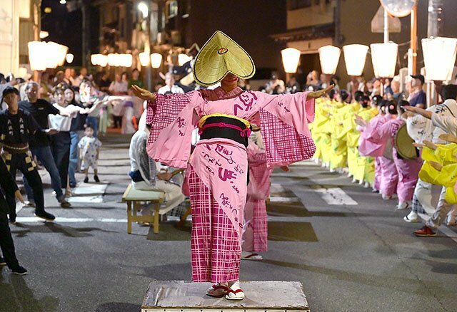 名残を惜しむように輪踊りを楽しむ踊り手＝天満町