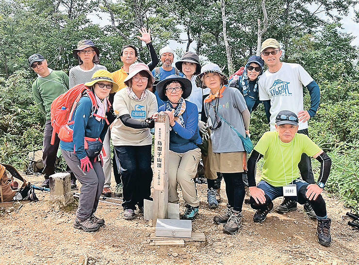 8月24日の山行で、山頂で記念撮影をする参加者=烏帽子山