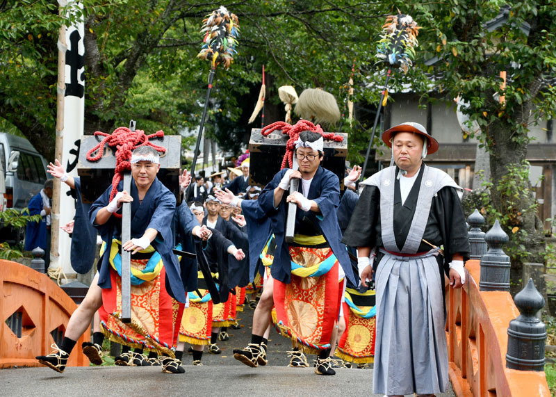 8年ぶりに行われた大東大原先陣行列。八幡神社を出発する一行