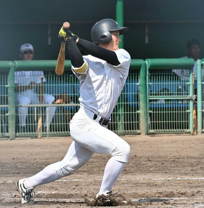 打撃面でプロへアピールする九産大の浦田