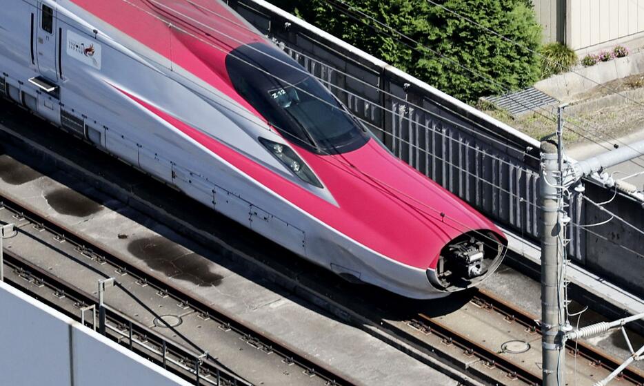 古川―仙台間で走行中に車両の連結が外れ、緊急停車した東北新幹線「はやぶさ・こまち6号」のこまちの車両＝19日午前11時21分、宮城県大崎市（共同通信社ヘリから）