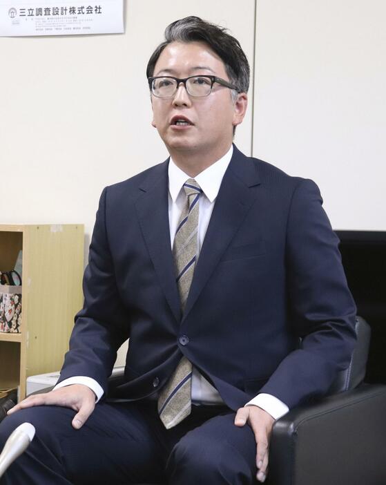 記者会見で次期衆院選への出馬を表明した中村喜四郎氏の長男勇太氏＝26日午後、茨城県古河市