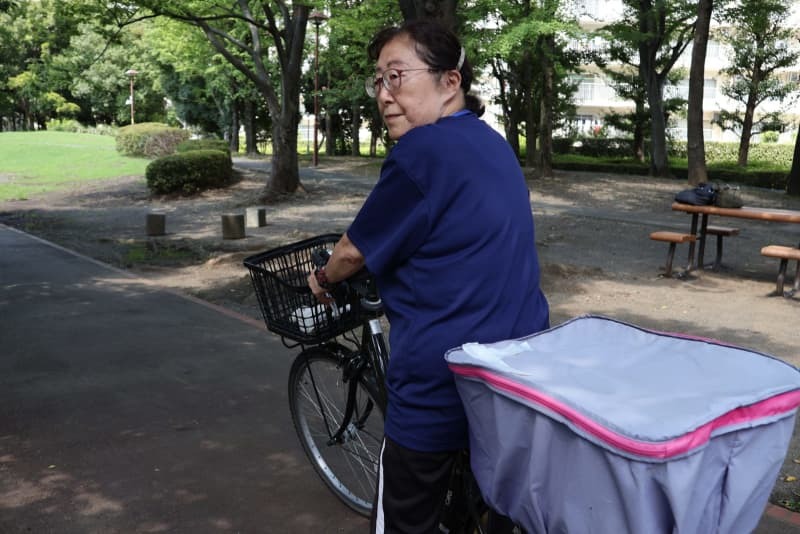 ヘルパーの中崎順子さん。自転車で訪問先を回る＝２０２４年９月、埼玉県