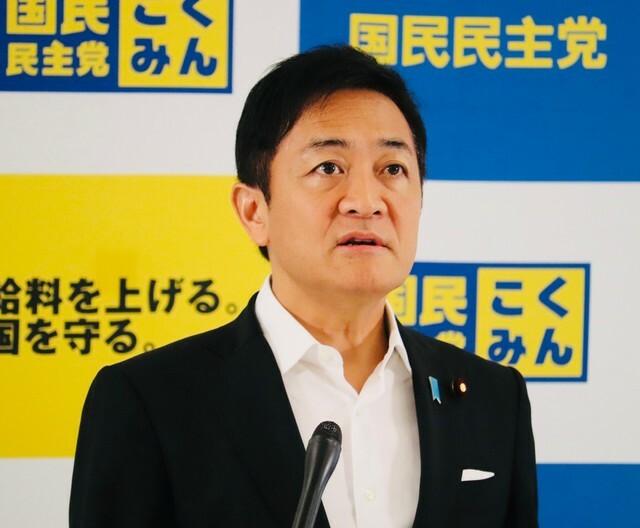 国会内で会見する国民民主党の玉木雄一郎代表