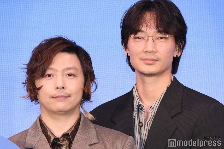 完成報告イベントに出席した堂本剛、綾野剛