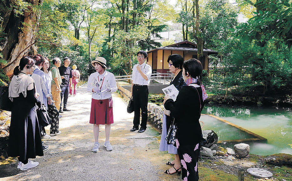 沈砂池の説明を受ける参加者=兼六園