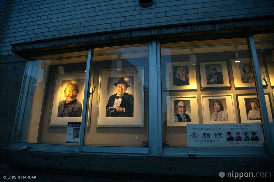 道路沿いのショーウィンドーに飾られた「とっておき写真」