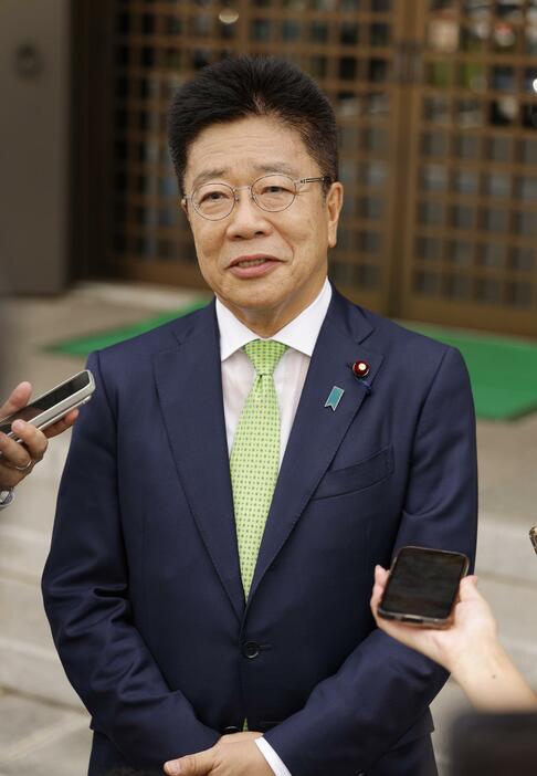 取材に応じる加藤元官房長官＝12日午前9時11分、東京都港区