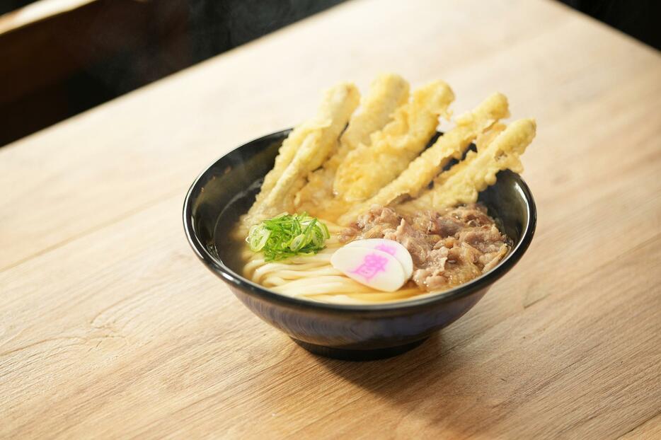 資さんうどんの人気メニュー「肉ごぼ天うどん」（資さん提供）