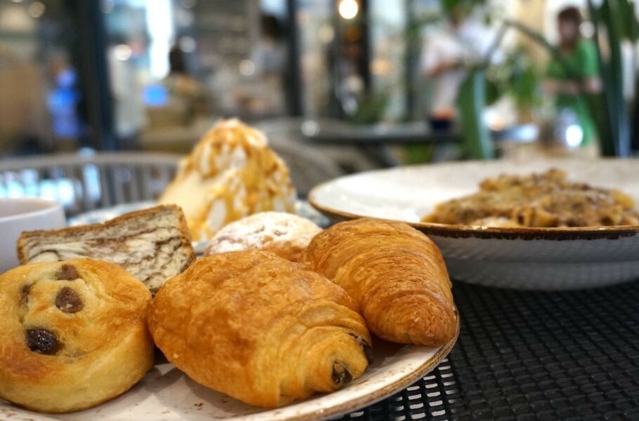 淡路島のもちもち生パスタなどメインディッシュに約20種類のパン食べ放題がついてきます！　