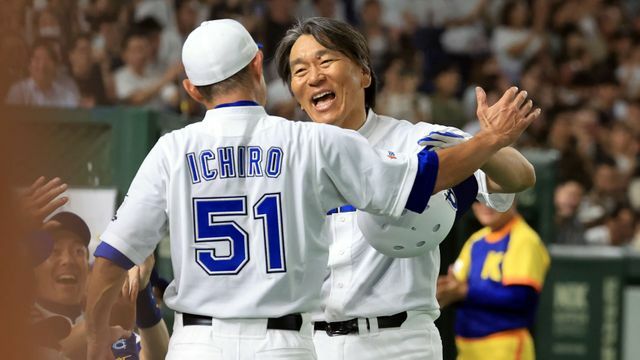 松井秀喜さんのHRに喜ぶイチローさん(写真：日刊スポーツ/アフロ)