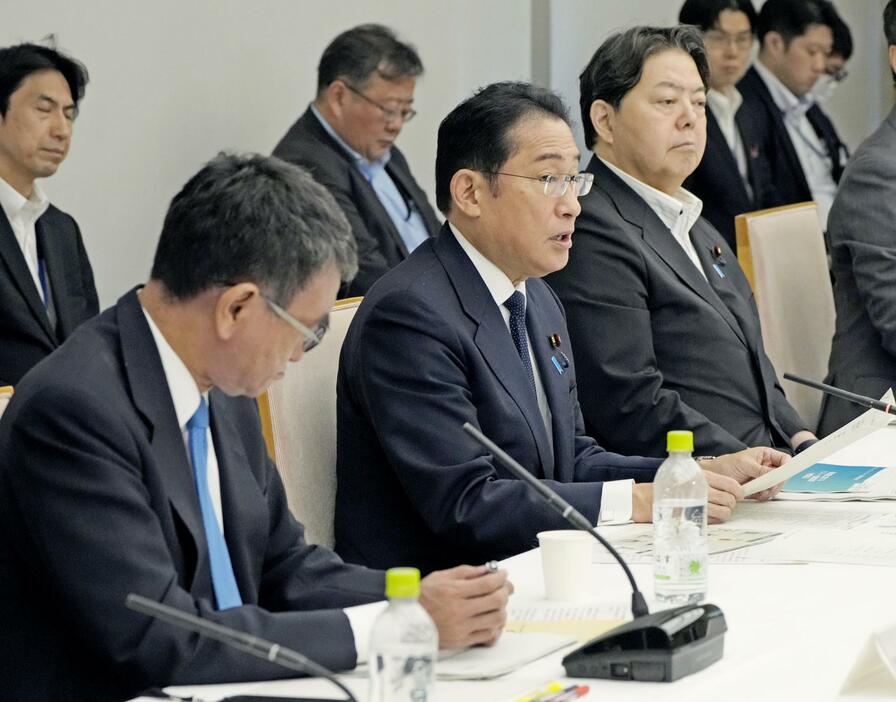 規制改革推進会議であいさつする岸田首相（手前から2人目）＝2日午後、首相官邸