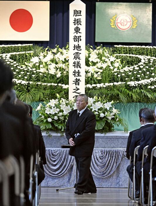 北海道厚真町で行われた追悼式で、あいさつした遺族代表の中村忠雄さん＝7日午前