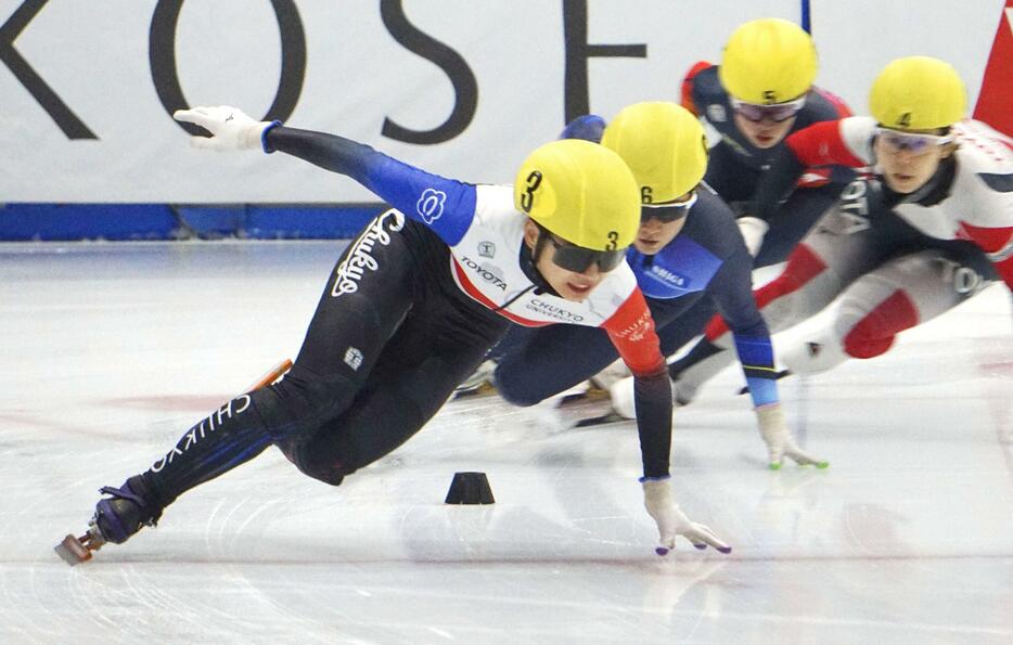 女子1500メートル決勝　滑走する中島未莉＝帝産アイススケートトレーニングセンター