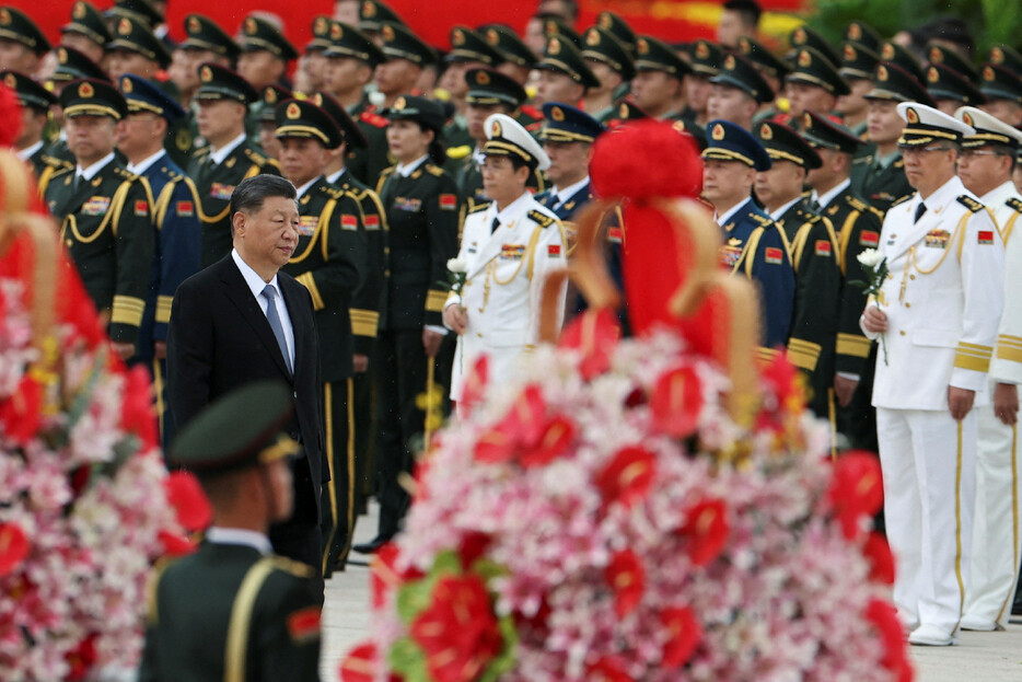 中国・北京の天安門広場で３０日、抗日戦争や革命闘争などの犠牲者らをたたえ追悼する「烈士記念日」の式典が開かれた。習近平国家主席ら最高指導部メンバーが出席し、広場に立つ人民英雄記念碑に献花した。