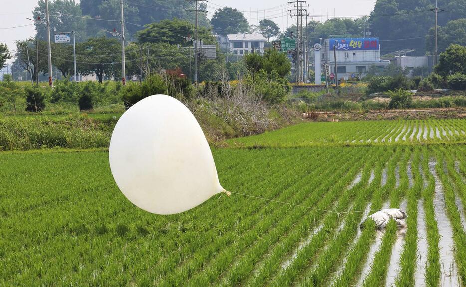 北朝鮮から飛来し韓国・仁川郊外に落下した風船＝6月（聯合＝共同）