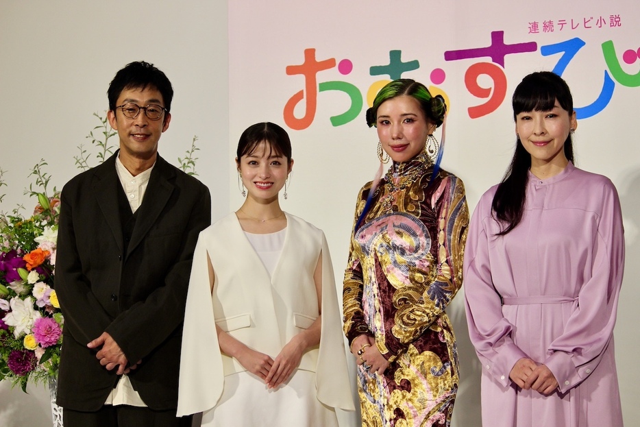 左から）北村有起哉、橋本環奈、仲里依紗、麻生久美子