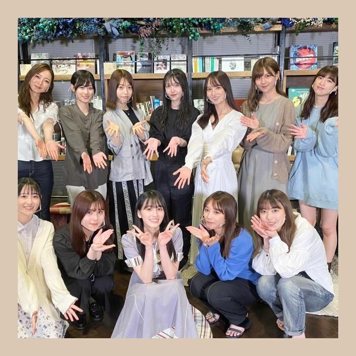 乃木坂46時代の大園桃子(前列中央)(インスタグラム@o.momoko_officialより)