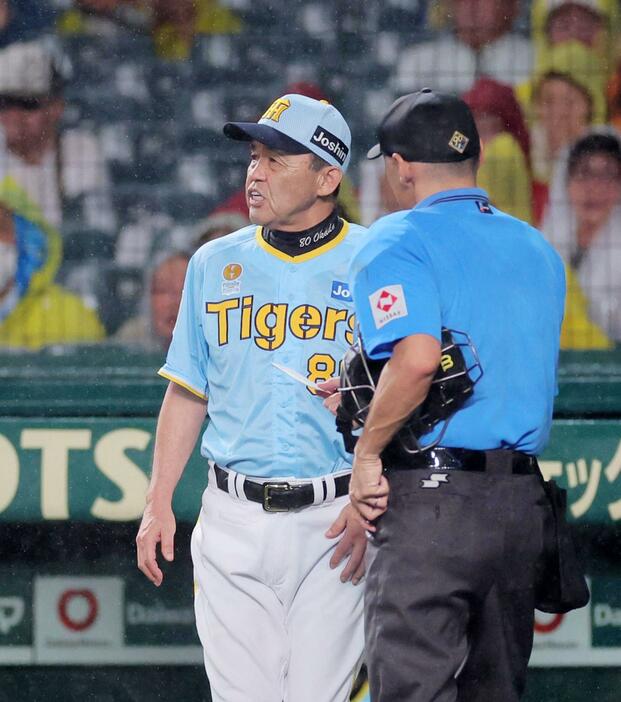 　７回、西勇の交代を告げる岡田監督