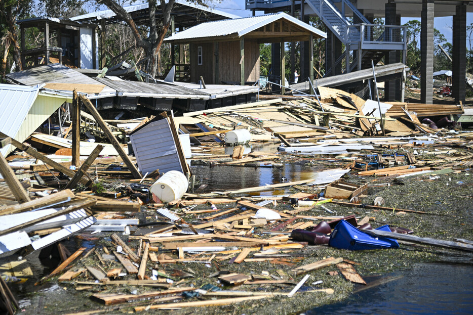 大型ハリケーン「ヘリーン」が２６日夜、米南部フロリダ州に上陸した。各地で大規模な洪水が発生し、米メディアは２７日、５州で４０人超の死亡が確認されたと報じた＝２７日、同州キートンビーチ