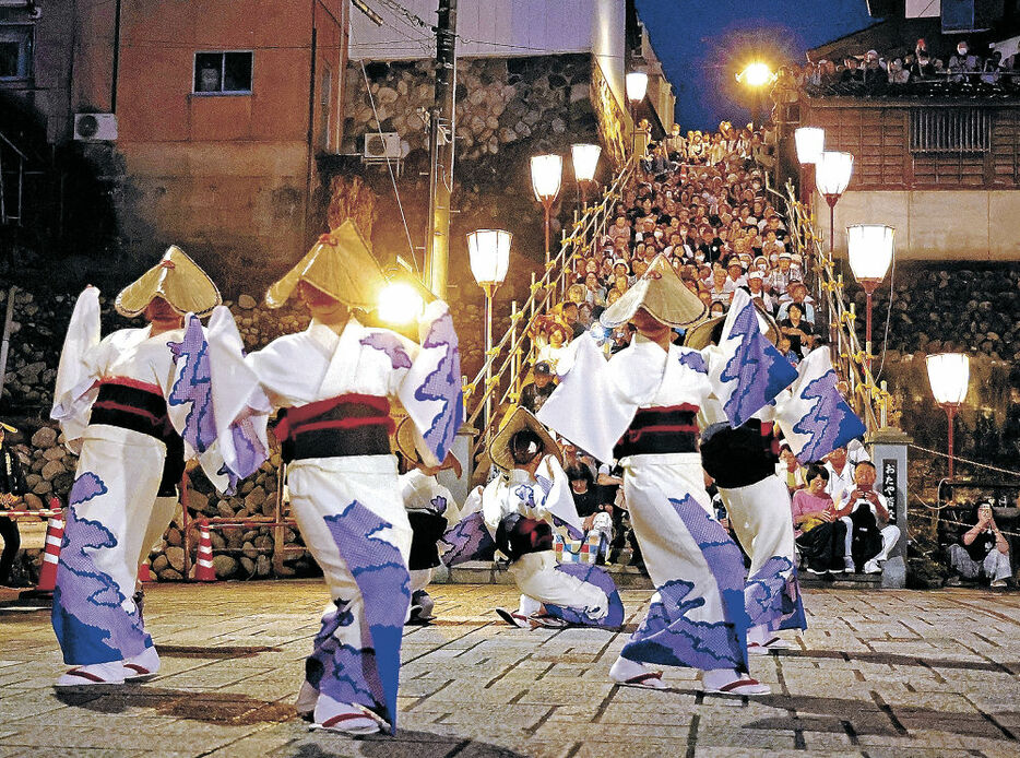 ぼんぼりがともり、幻想的な「おたや階段」の下であでやかに舞う踊り手＝２日午後６時５０分、富山市八尾町鏡町