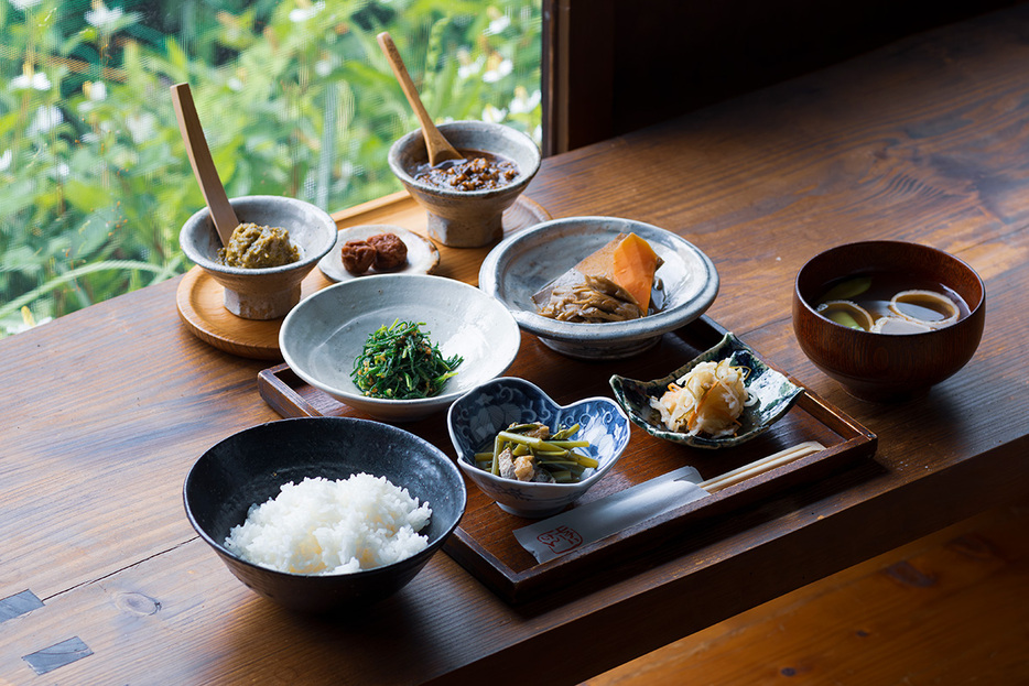 宿泊者のみ味わえる朝食。店主・長南さんが手塩にかけて育てた野菜が尽くされる、贅沢なお膳だ。ふっくら炊きあげられたご飯に味噌汁、そのほかなます、煮物など野菜のおかずがつく。奥にはもろみ、梅干し、蕗味噌というご飯にぴったりのお供が並ぶ。