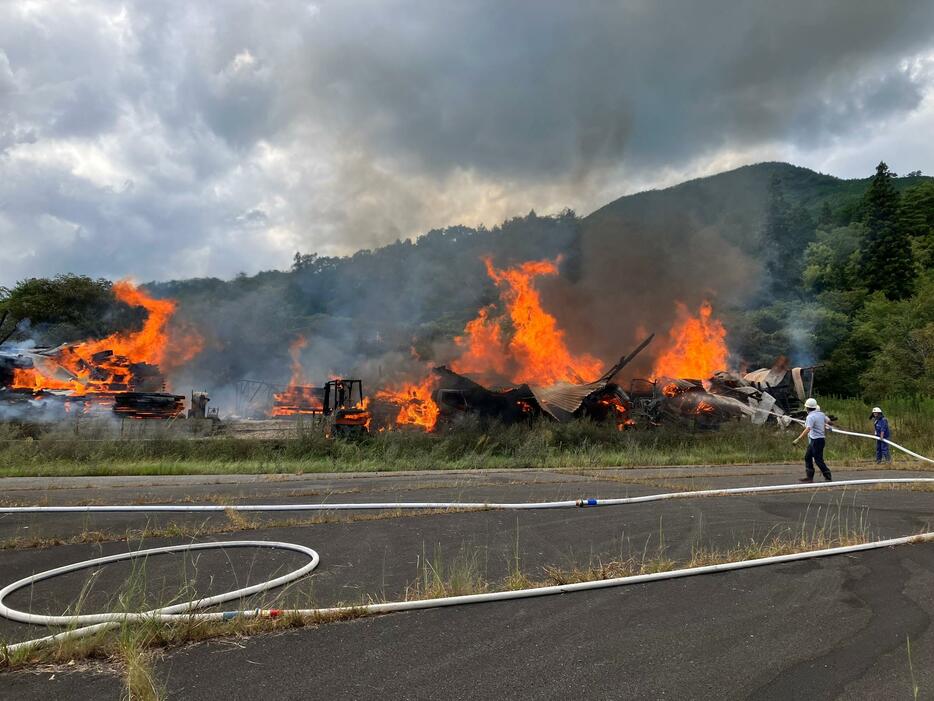 激しい炎が上がる広島県北広島町本地の火災現場（10日午後1時20分）