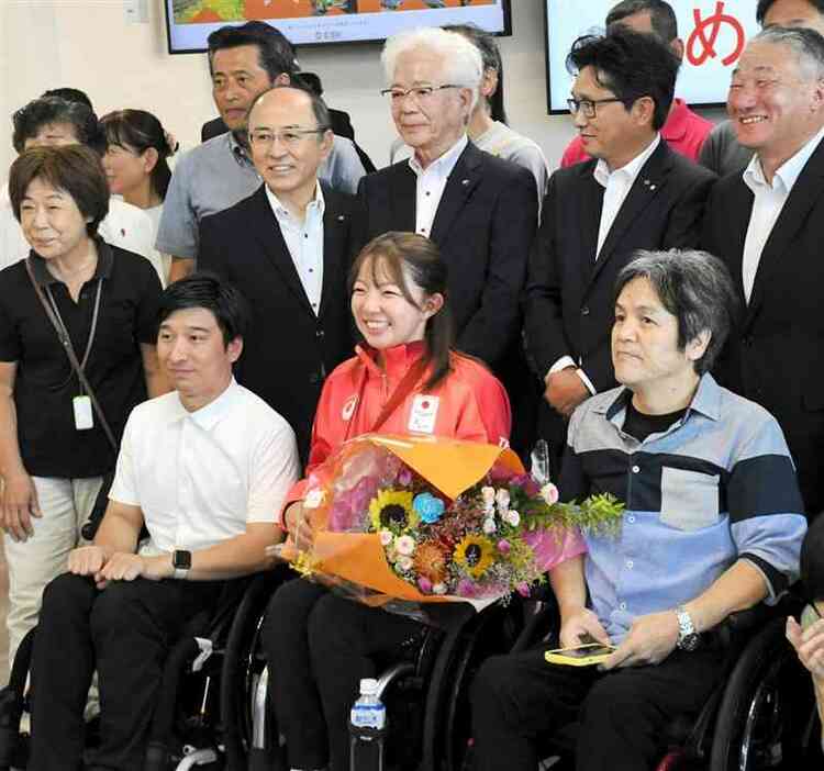 菊陽町役場で町民らと記念撮影する田中愛美選手（前列中央）＝15日