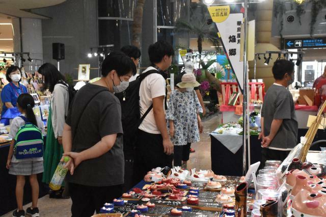 県内の工芸作家らの作品が並ぶ「みやざきの工芸品展２０２４」