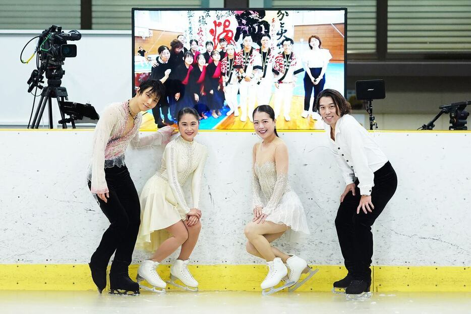 記念撮影におさまる羽生結弦さん、宮原知子さん、鈴木明子さん、無良崇人さん（左から）＝石川県内（Ⓒ矢口亨）