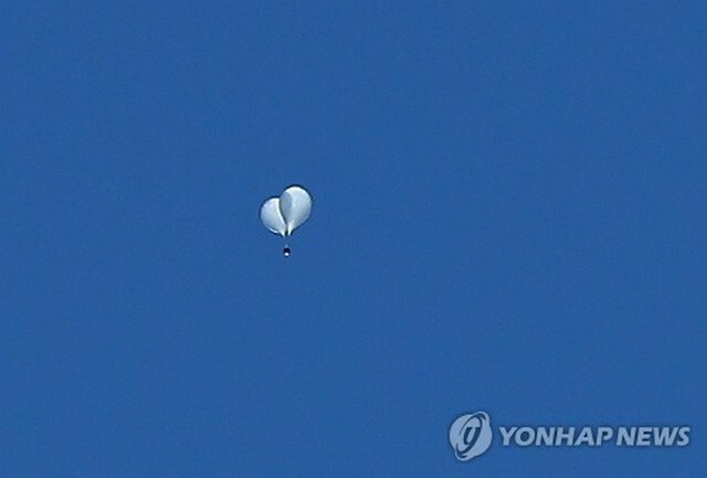 ソウル市の上空に浮かぶ北朝鮮のごみ風船とみられる物体＝23日、ソウル（聯合ニュース）