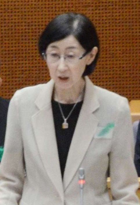 県警不祥事関連で答弁する県公安委員会の石窪奈穂美委員長＝１９日午前、県議会