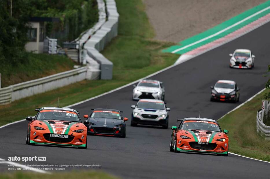 2024スーパー耐久第5戦鈴鹿　村上モータースMAZDAロードスターたちが走行する予選日の様子