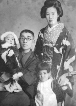 両親、弟・秀人さんと写真に納まる３歳の美代子さん（手前右）（１９４２年ごろ、野村さん提供）