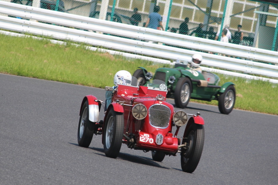 戦前車はのんびり走っていると思われがちだが実は速く、その走りは感動もの。