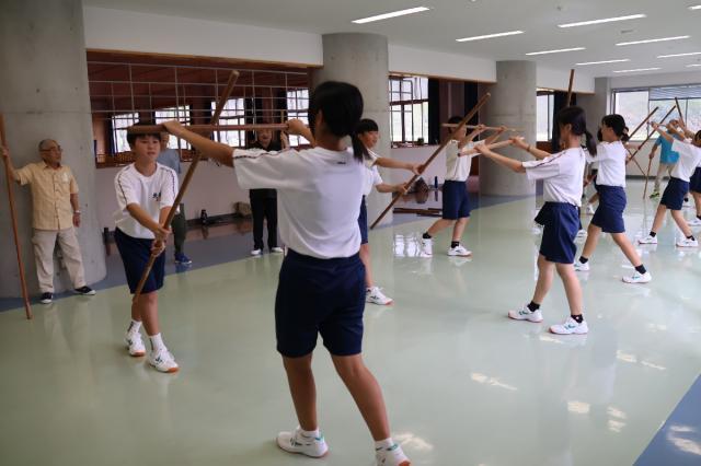 潮嶽棒踊りの練習に励む北郷小中の中学１年生