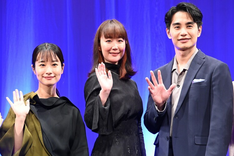 「アイミタガイ」完成披露試写会の様子。左から藤間爽子、黒木華、中村蒼。