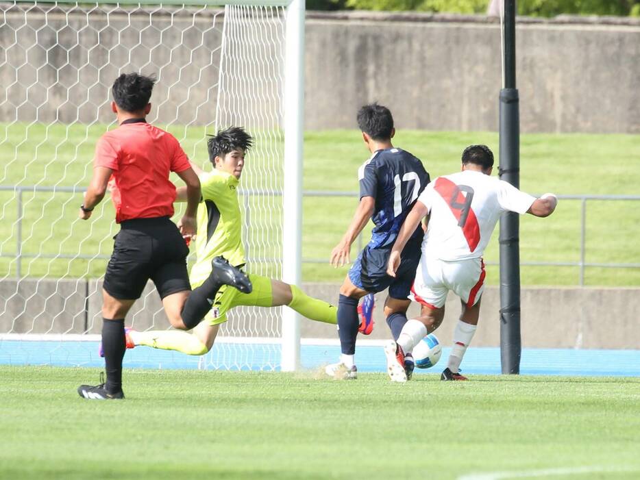 前半9分、U-17日本代表GK佐々木智太郎(昌平高)が相手の決定的なシュートをストップ(Taro YOSHIDA)