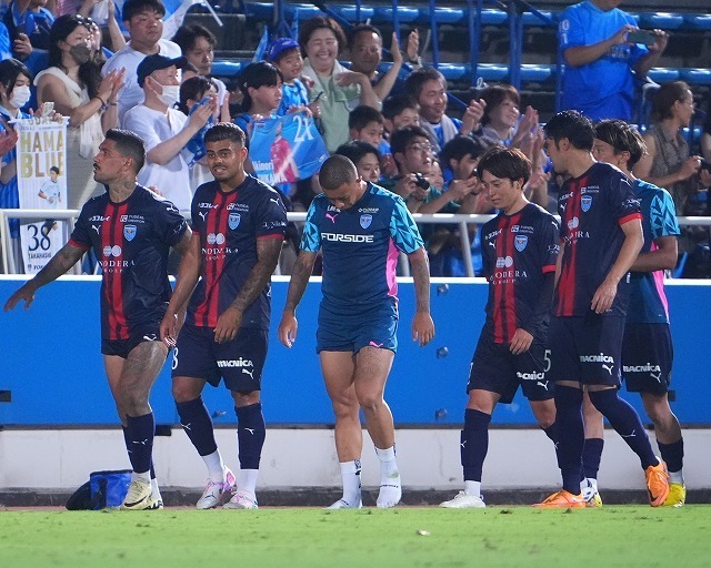 29節終了時点で暫定首位に立つ横浜FC。写真：田中研治（サッカーダイジェスト写真部）