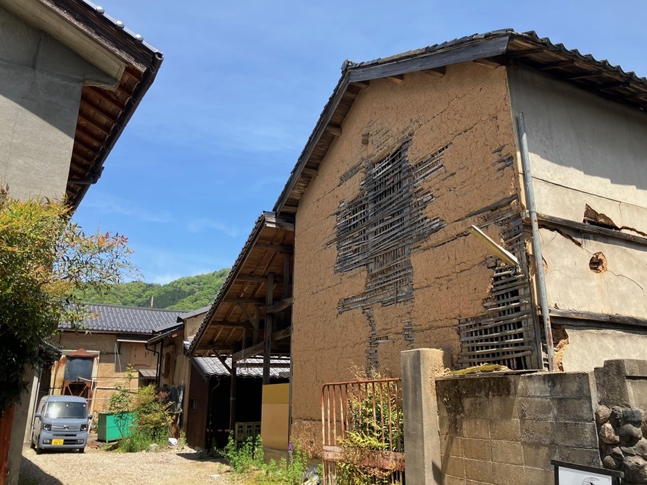 長年風雨にさらされた土蔵。歴史と伝統を感じさせる