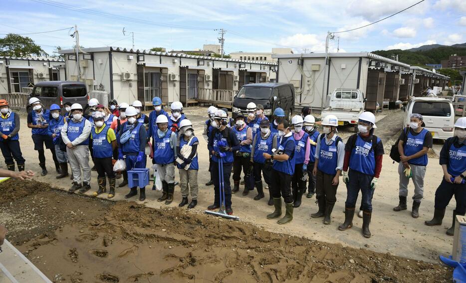 豪雨で浸水被害を受けた石川県輪島市の仮設住宅で活動の準備をする災害ボランティア＝24日午前