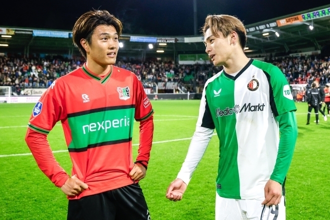 試合後に会話をかわす小川（左）と上田（右）。日本代表コンビは特異なサッカー文化を持つ国で切磋琢磨を続けている。(C)Getty Images