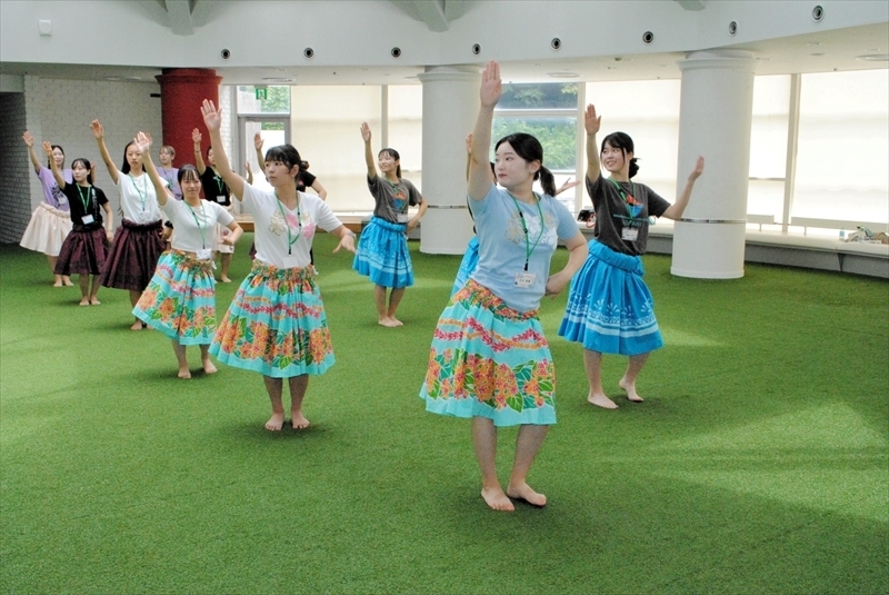 タヒチアンダンスを体験する大学生