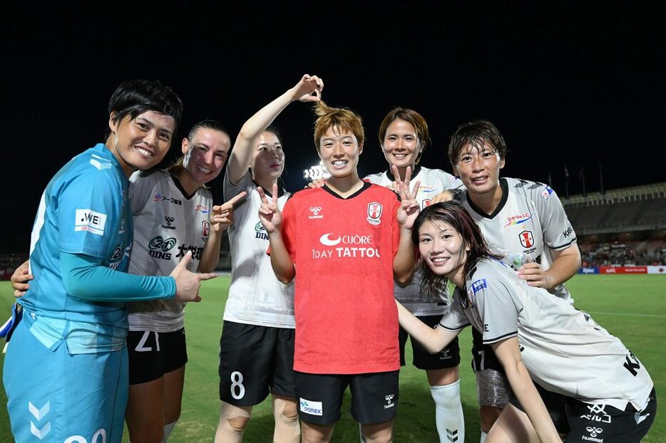 試合に勝利後、チームメイトとともに写真におさまるINAC神戸MF水野蕗奈選手（中央）（写真提供：WEリーグ）