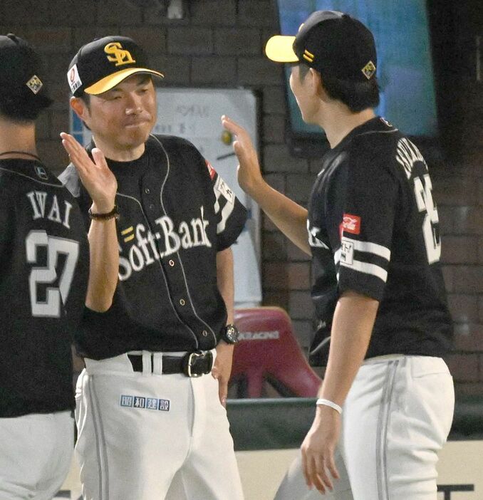 石川とタッチを交わす小久保監督（撮影・柿森英典）