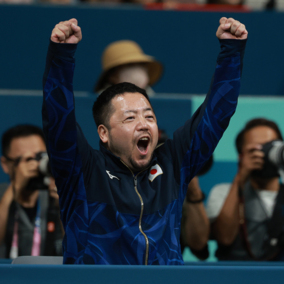 パリオリンピックで早田に声援を送る石田コーチ（photo：ITTF／レミー・グロス）