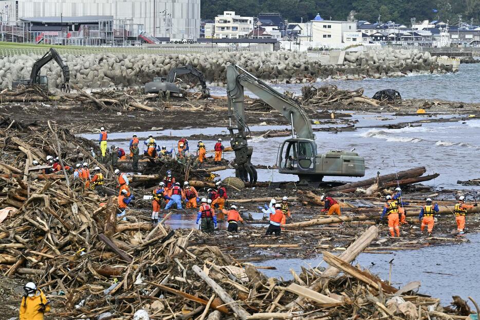 不明者の捜索が続く石川県輪島市の塚田川の河口付近＝28日午前