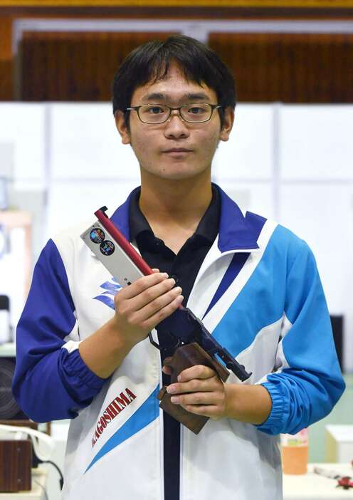 ライフル射撃少年男子ビームピストル６０発で優勝した鹿児島・井上陽斗（鹿児島実高）＝湯布院スポーツセンター