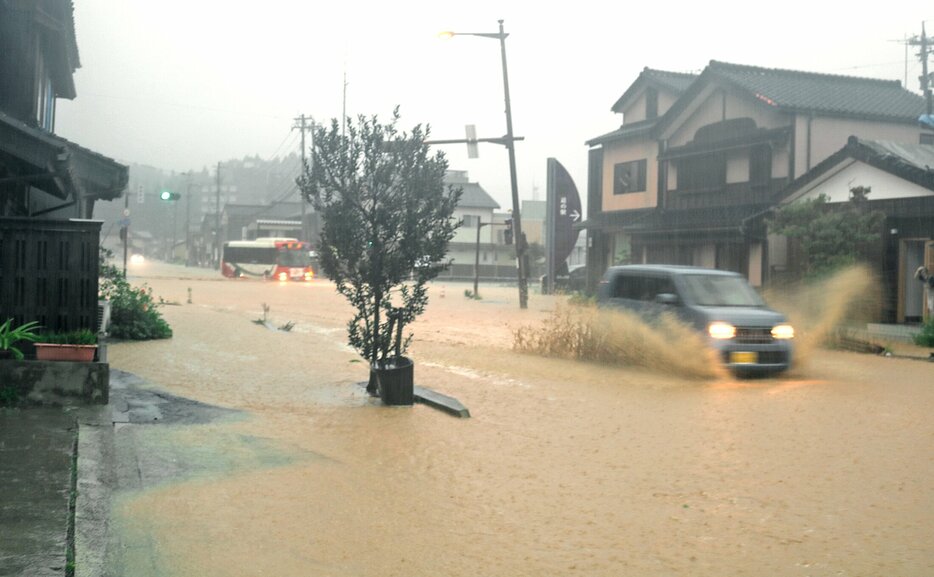 冠水した道路＝２１日午前８時５０分　輪島市河井町